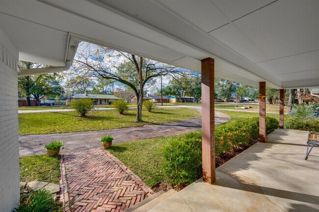Foto del edificio - 215 Perryman Rd