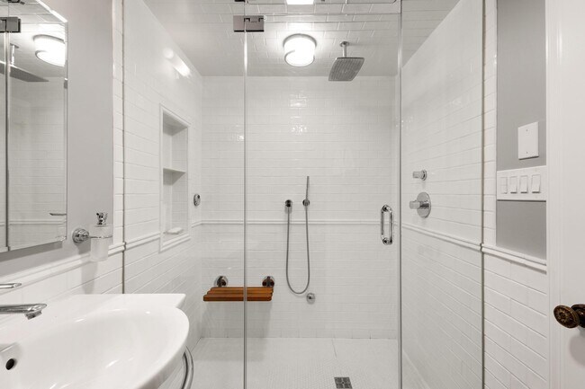 Foto del edificio - 4220 River Rd NW