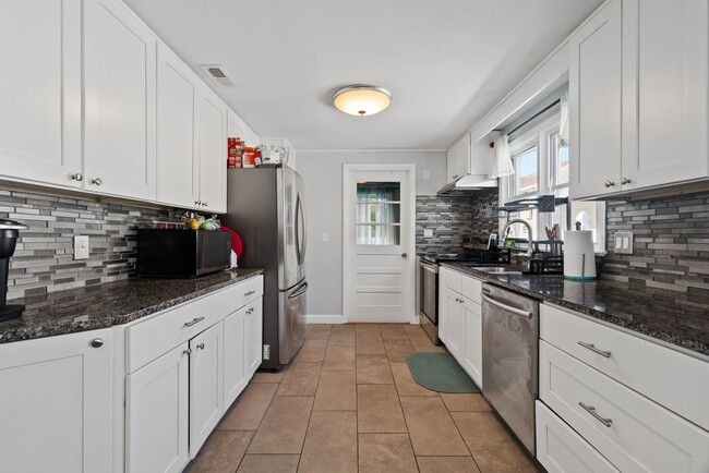 Building Photo - 4 Bed 2.5 Bath Home for rent in Norfolk