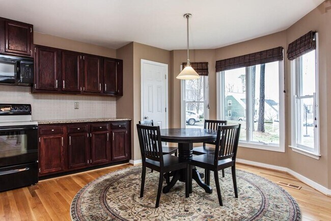 Foto del edificio - Price Drop on Beautiful 3 Bedroom, 2 Bathr...