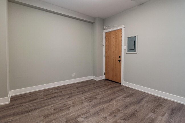 Building Photo - 505 W Belmont Ave