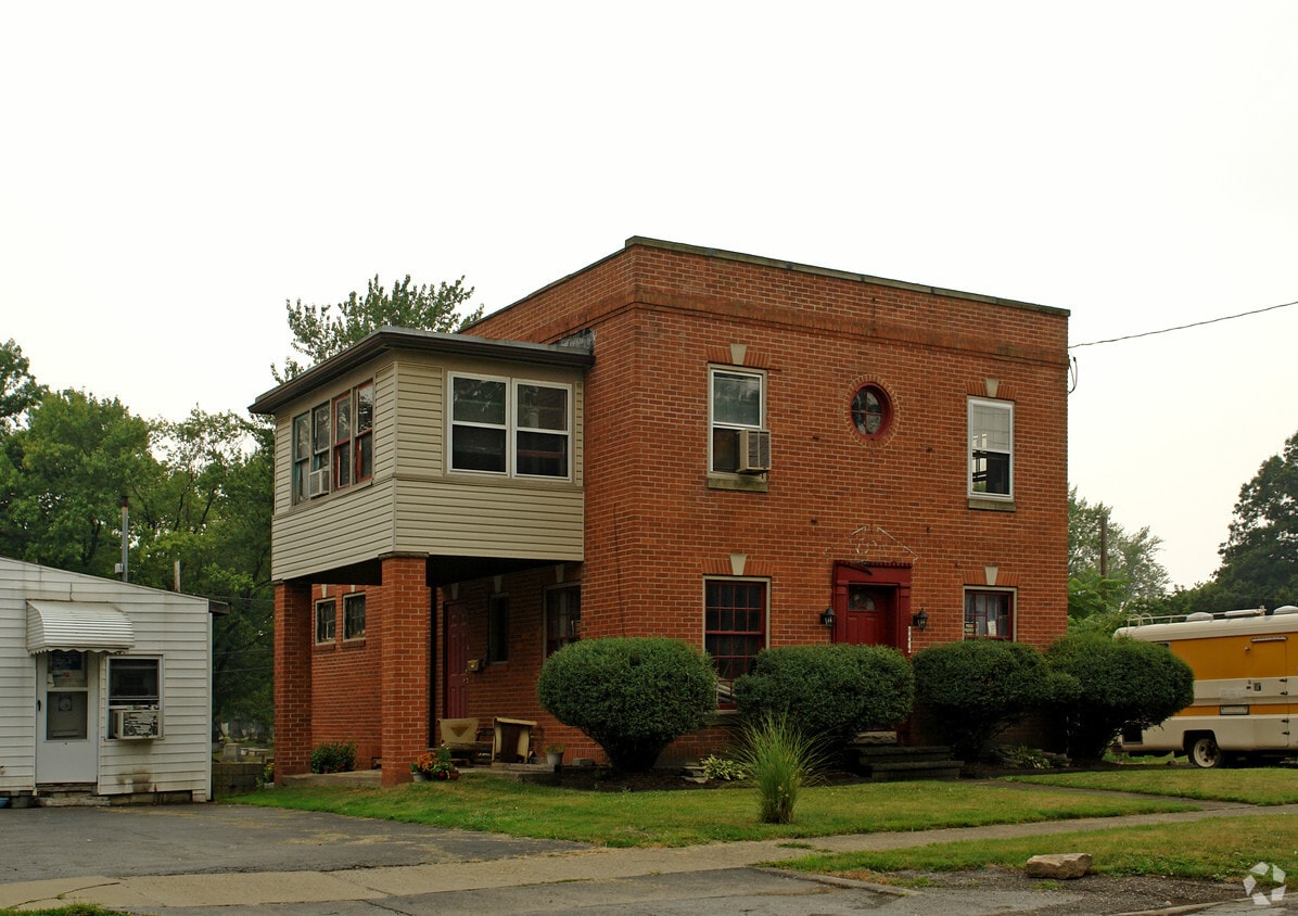 Building Photo - 1076 Youngstown Rd SE