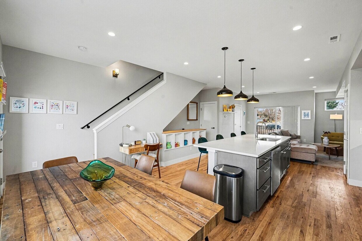 Fully Furnished 3 Bedroom 3 1/2 Bath in Wheat Ridge - Fully Furnished 3 Bedroom 3 1/2 Bath in Wheat Ridge