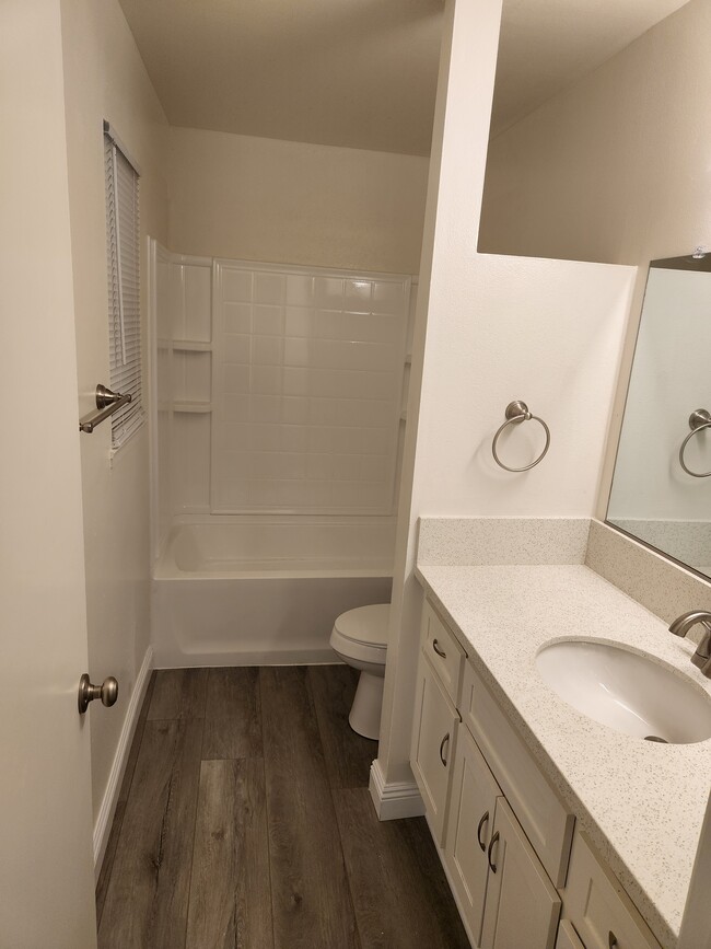 Hall bath - 44325 Downsview Rd