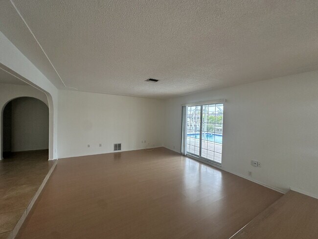 Foto del edificio - Direct Canal Front Home