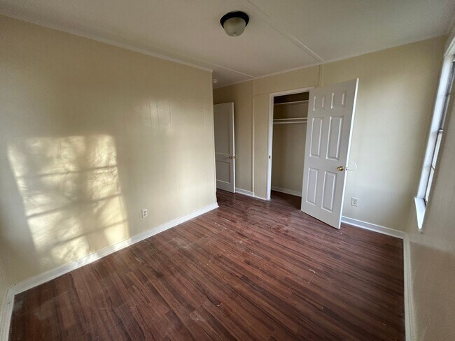 Foto del edificio - 3 Bedroom and 1 bath Central air and heat