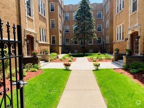 Building Photo - 732 Reba Pl