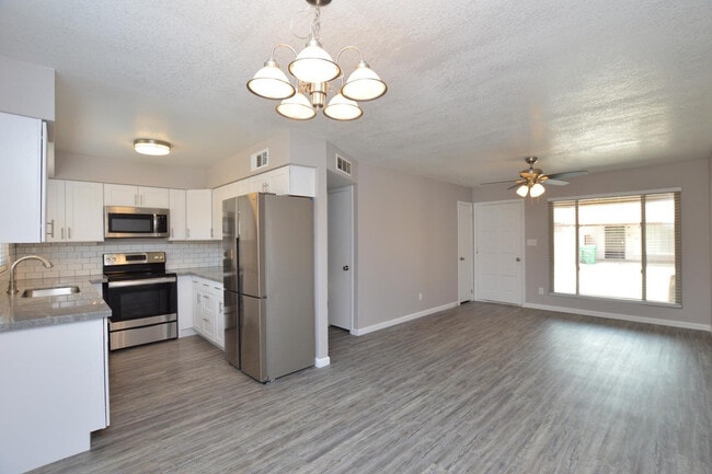 Building Photo - 785 N Arrowhead Dr