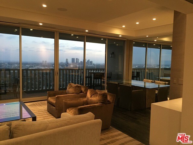 Foto del edificio - 9255 Doheny Rd