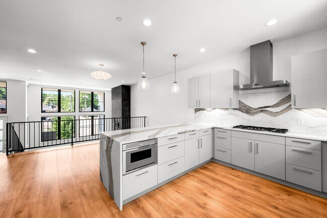 Foto del edificio - LUX 3BD, 5BA Modern Townhome at 9th & CO Near Congress Park
