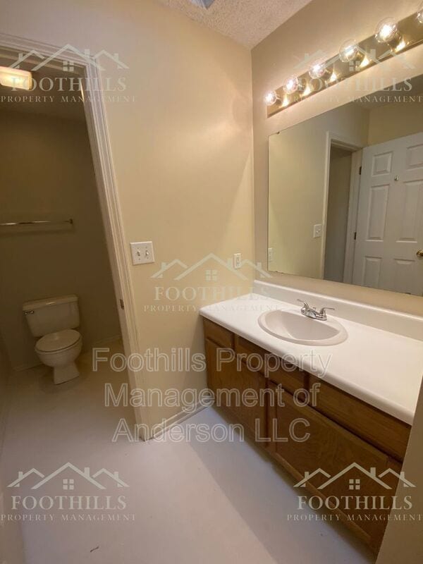 Building Photo - 307 Green Forest Dr