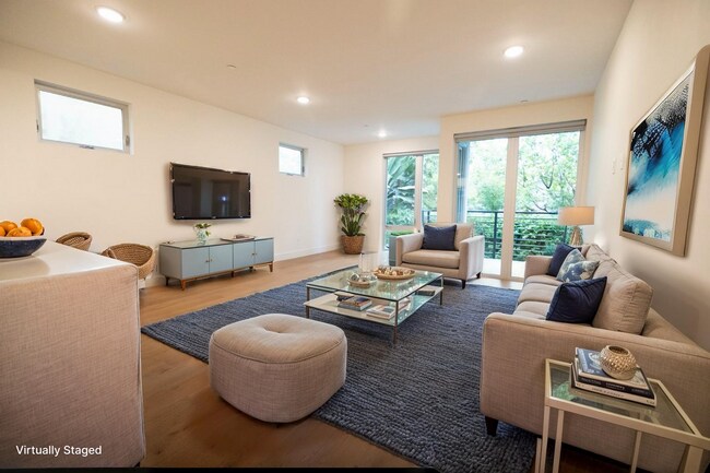 Foto del edificio - 2000 N Beachwood Dr