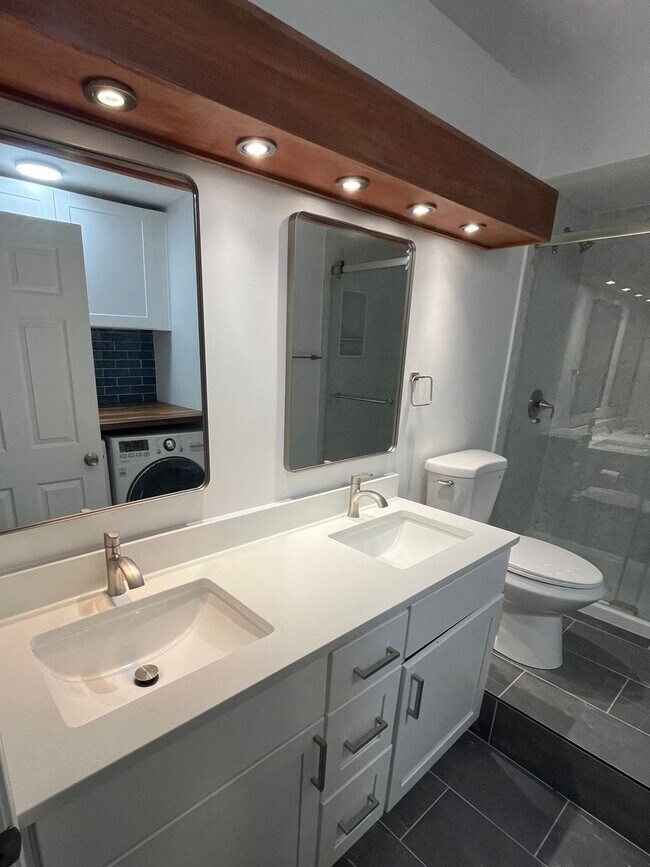 Foto del edificio - Fully Renovated 2BR Condo with Private Entrance & Parking in Prime East Walnut Hills