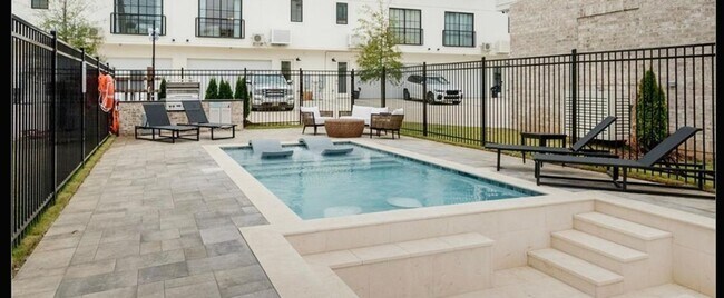Foto del edificio - Tired of Paying Hotel Premiums for Gameday...