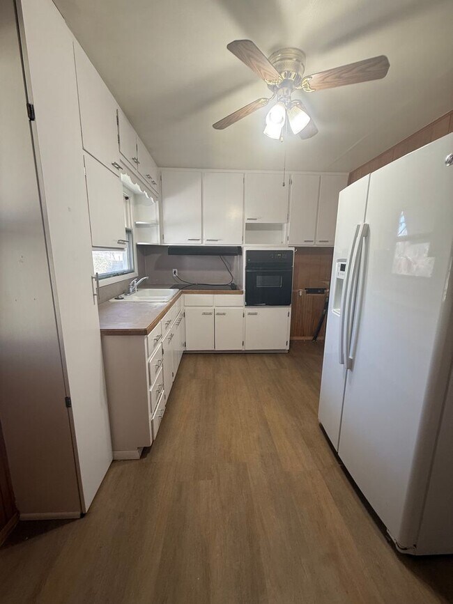 Foto del edificio - 3 Bed 1 Bath with Bonus Room Coming Soon!