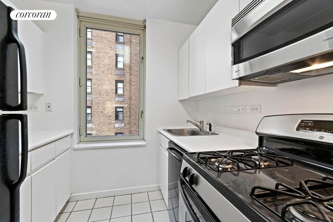 Building Photo - 145 E 48th St