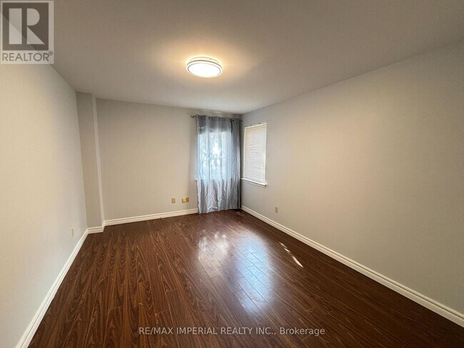 Photo du bâtiment - 98 McMorran Crescent