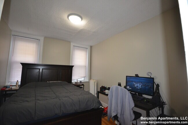 Building Photo - 11 Barrows St
