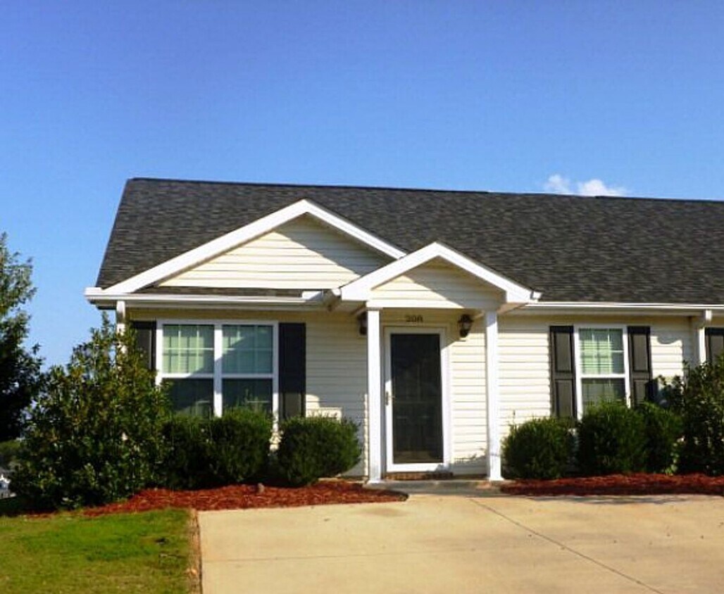 208 Shamrock Dr Unit 208, Greenwood, SC 29649 Room for Rent in
