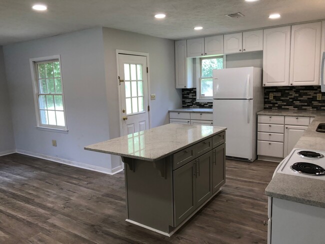 Large Kitchen Dining area - 102 Pineknoll Cir