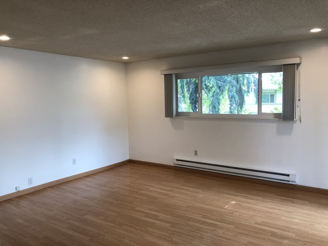 Building Photo - 573 Valley Forge Way