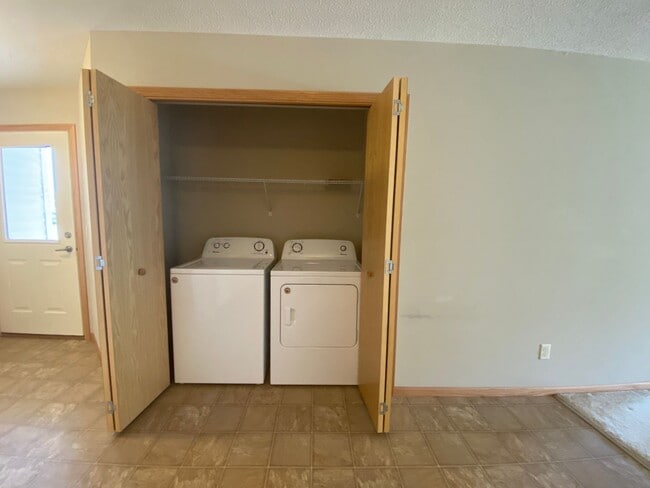 Building Photo - 2 Bedroom Town Home