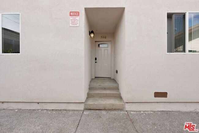 Foto del edificio - 5912 S Flower St