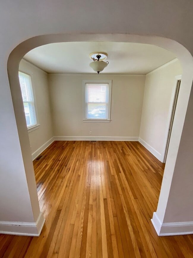 Building Photo - Spacious 2 bedroom home available immediat...