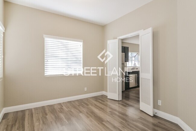 Building Photo - 4 Bedroom Home in Henderson!