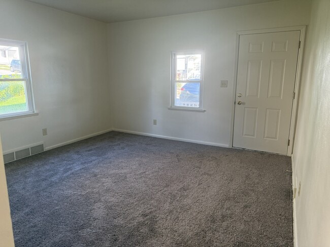Living room - 1409 Elm St