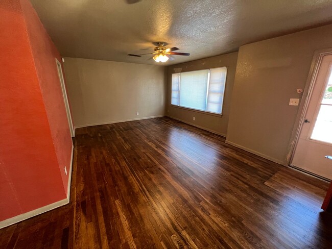 Building Photo - Spacious 2 bedroom with a garage and big b...