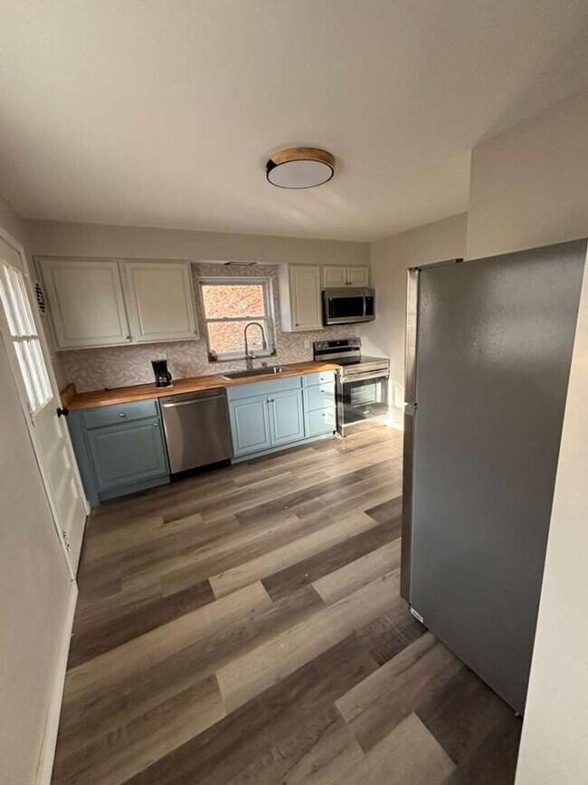 Building Photo - 1221 Graham Ave