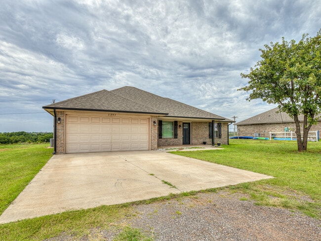 Building Photo - 2202 Buchanan Dr