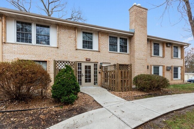Foto del edificio - 4624 Cedar Lake Rd S