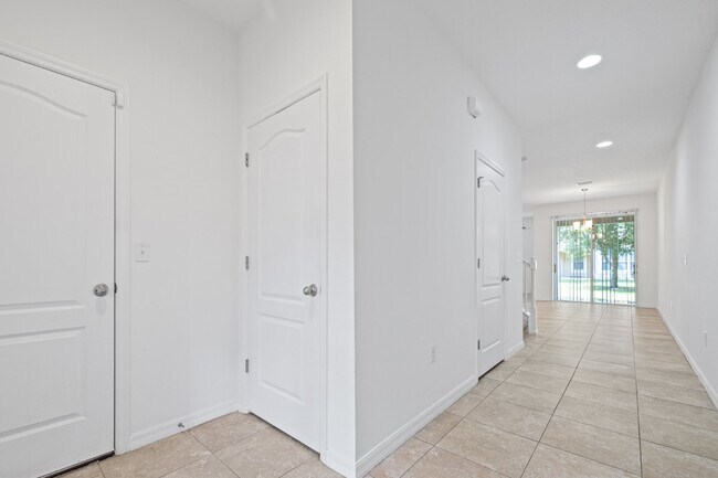 Foto del edificio - "Gated community in Seven Oak 3-Bedroom Townhouse with Granite Countertops in Wesley Chapel, FL"