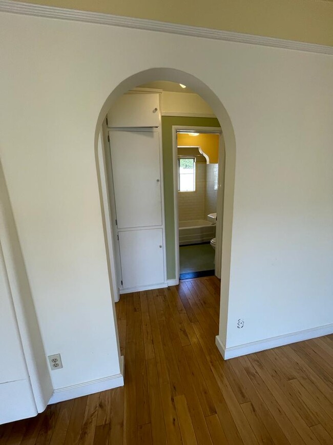 Building Photo - 4205 Lockwood Ave