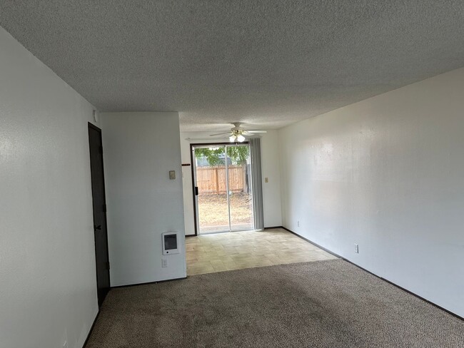 Building Photo - 2 bedroom 1.5 bath duplex in Springfield!