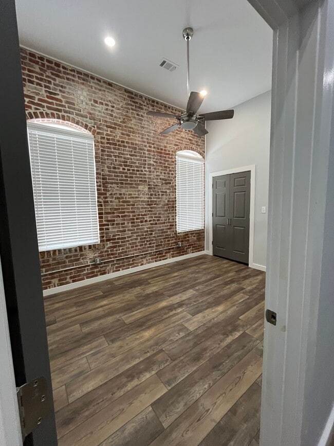 Building Photo - Downtown Loft Apartment