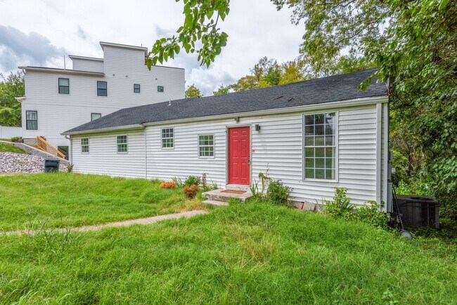 Foto del edificio - Charming 4BR/2BA Home in South Nashville –...