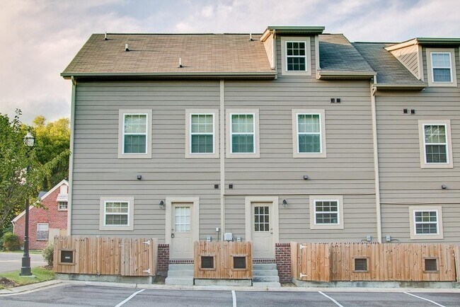 Foto del edificio - 95 Plumlee Dr