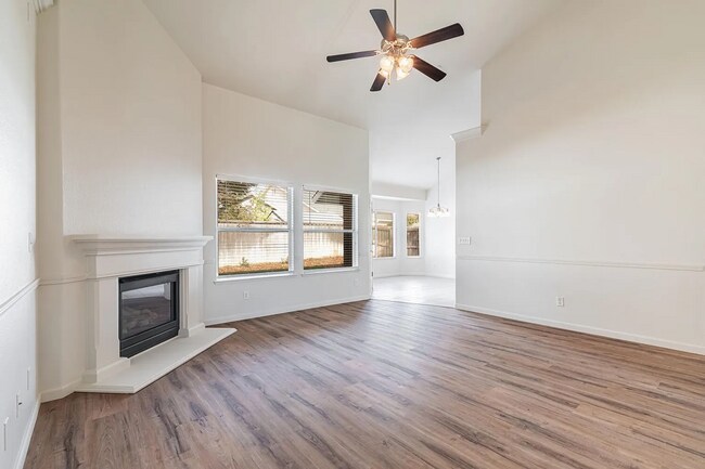 Foto del edificio - Immaculate Clovis Home! Stylish Updates + Prime Location!