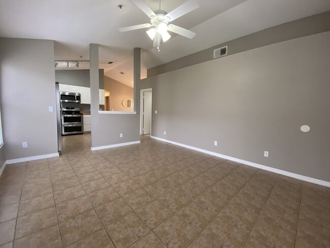 Building Photo - 9675 Hollyhill Dr