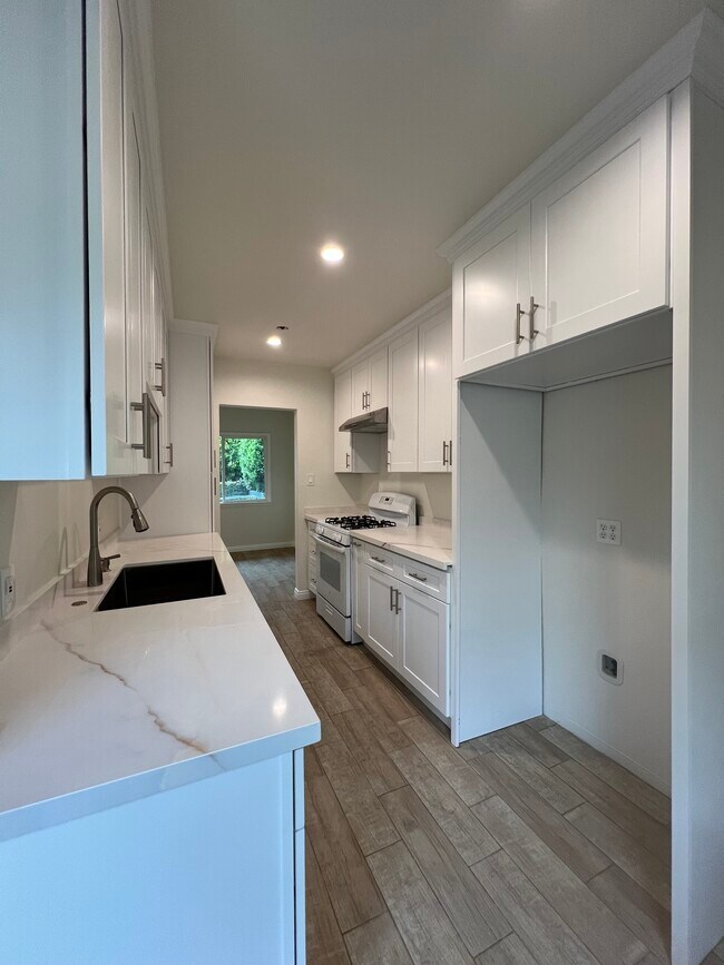 Kitchen brand new Quartz counters - 713 W Colorado Blvd