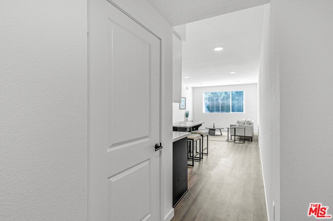 Building Photo - 10824 Blix St