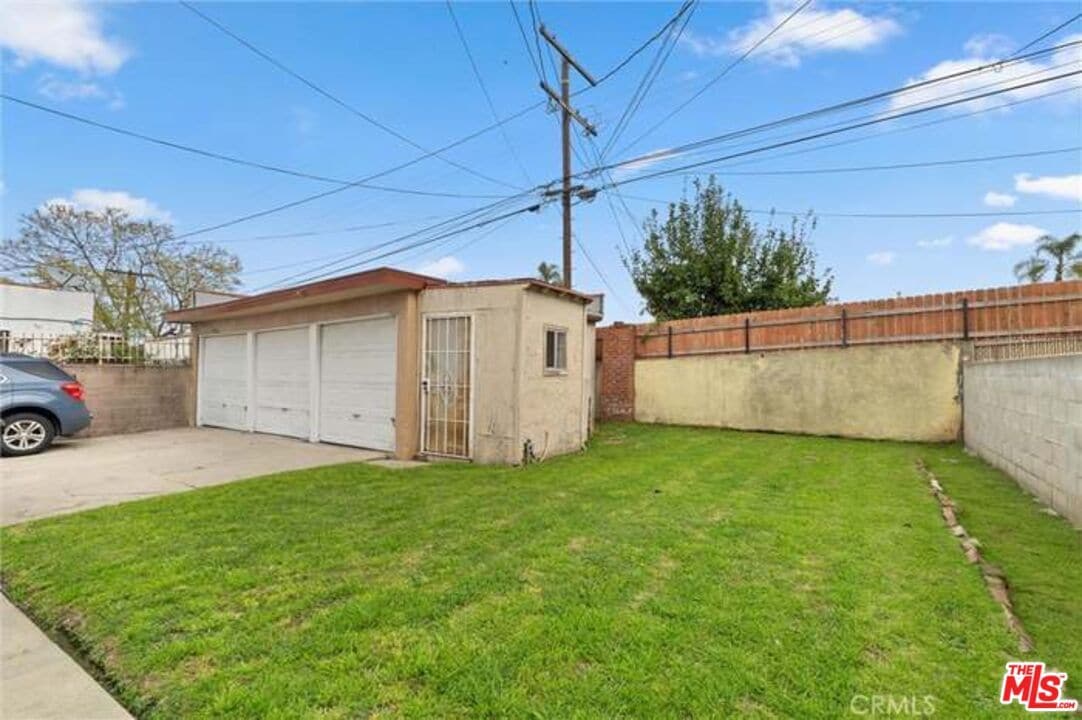 Foto del edificio - 6822 S Van Ness Ave