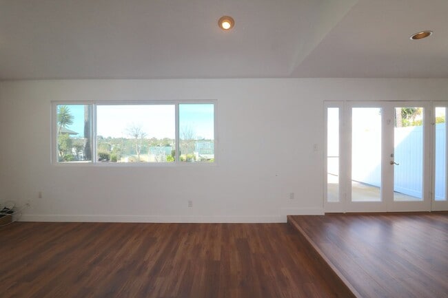 Foto del edificio - 3 bed/ 2 bath house in University city! Pool/ yard w 2 car garage! Remodeled kitchen and updated ...