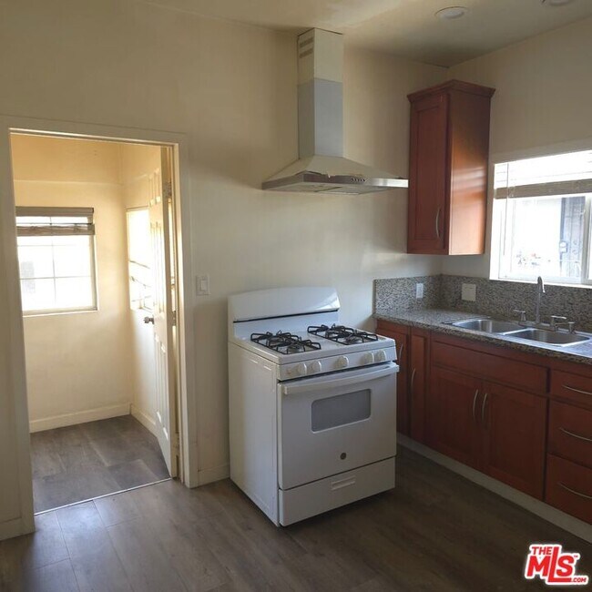 Foto del edificio - 1629 1/2 N Harvard Blvd