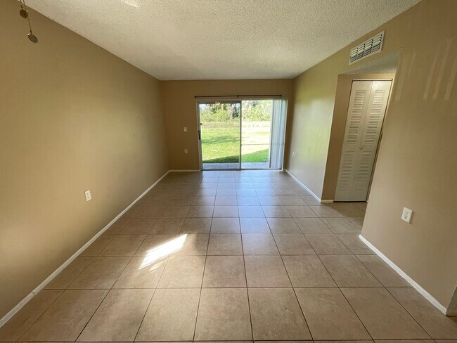 Building Photo - 1101 N Benoist Farms Rd