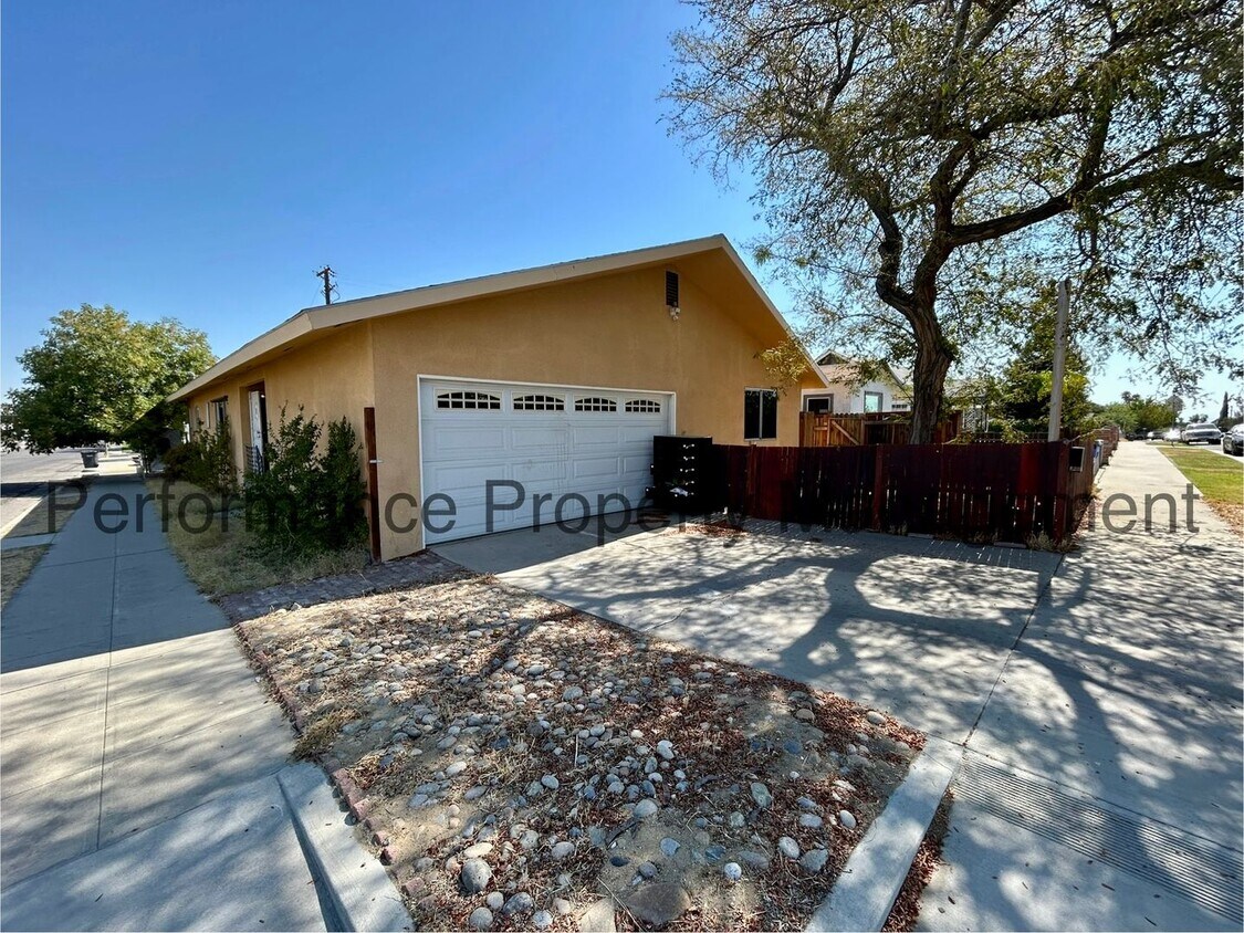 Foto principal - Beautiful 4 Bed/2 Bath Home in Taft w/ RBP...