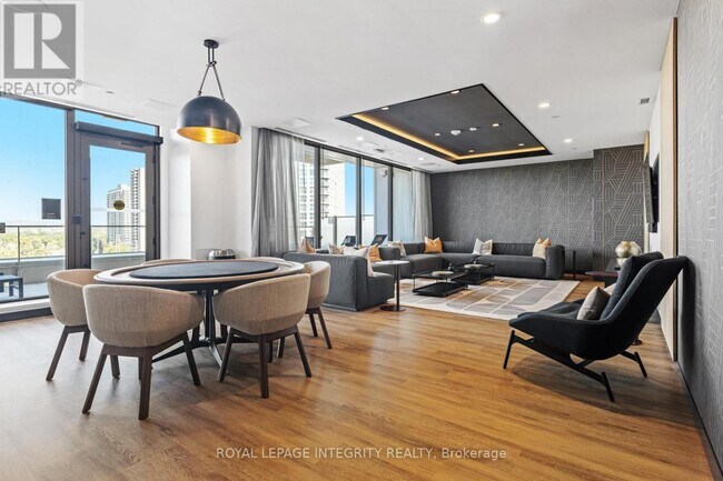 Photo du bâtiment - 300 McRae Ave